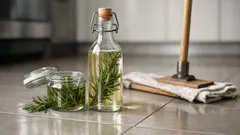Rosmarin-Essig-Reiniger für Böden: So sinnvoll ist das Hausmittel im Alltag